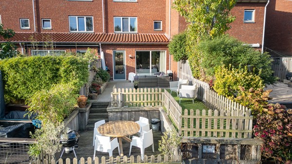 Fraaie tussenwoning met vier slaapkamers en heerlijk vlonderterras aan het water